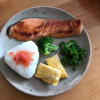 甘塩鮭とタラコおむすびの朝ごはん